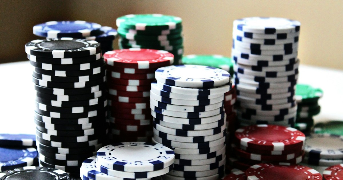 Freeroll vs torneio pago: o que muda no jogo e no prêmio